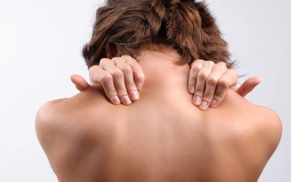 skausmas po kairiuoju pečių ašmenimis iš nugaros iš nugaros 2 nuotrauka